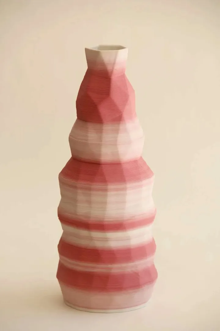 yakınlaştır "Pink White Poly Vase" eseri SANVER ÖZGÜVEN tarafından 2019 yılında 30x13x13 cm ölçülerinde Üç Boyutlu Seramik Yazıcı ile Şekillendirme 1230 °C tekniği ile yapılmıştır.