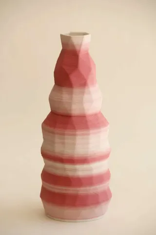 "Pink White Poly Vase" eseri SANVER ÖZGÜVEN tarafından 2019 yılında 30x13x13 cm ölçülerinde Üç Boyutlu Seramik Yazıcı ile Şekillendirme 1230 °C tekniği ile yapılmıştır.