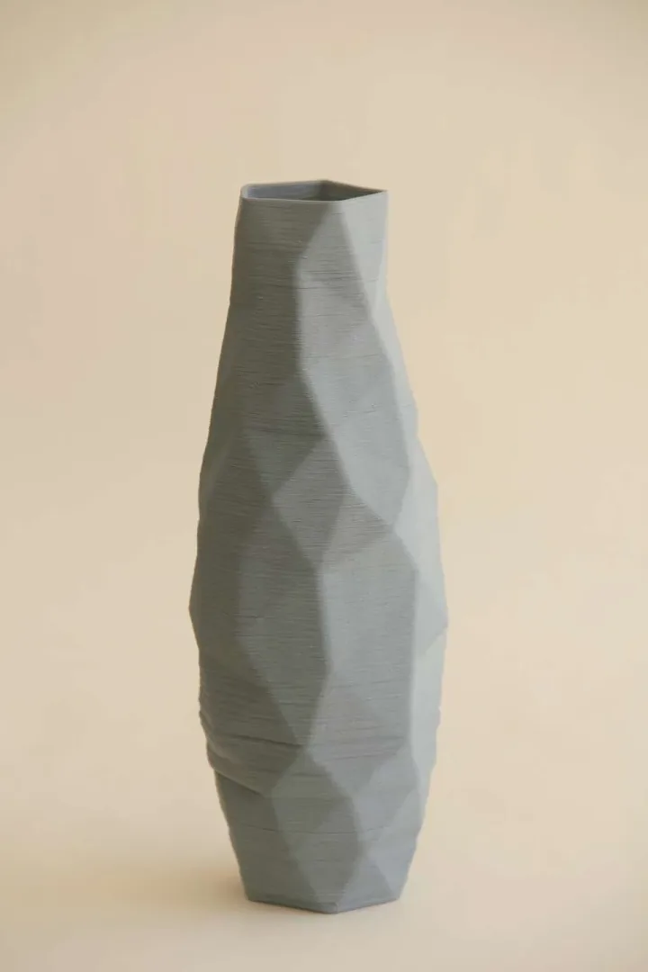 yakınlaştır "Gray Poly Vase" eseri SANVER ÖZGÜVEN tarafından 2019 yılında 30x12x12 cm ölçülerinde Üç Boyutlu Seramik Yazıcı ile Şekillendirme 1230 °C tekniği ile yapılmıştır.