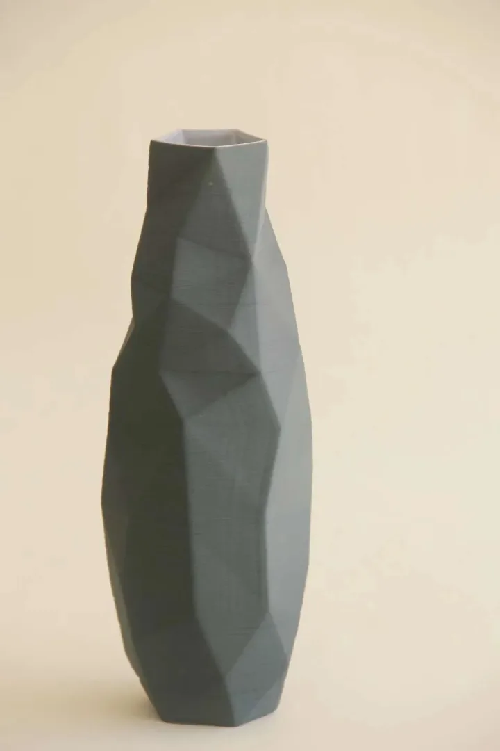 yakınlaştır "Gray Poly Vase" eseri SANVER ÖZGÜVEN tarafından 2019 yılında 30x12x12 cm ölçülerinde Üç Boyutlu Seramik Yazıcı ile Şekillendirme 1230 °C tekniği ile yapılmıştır.