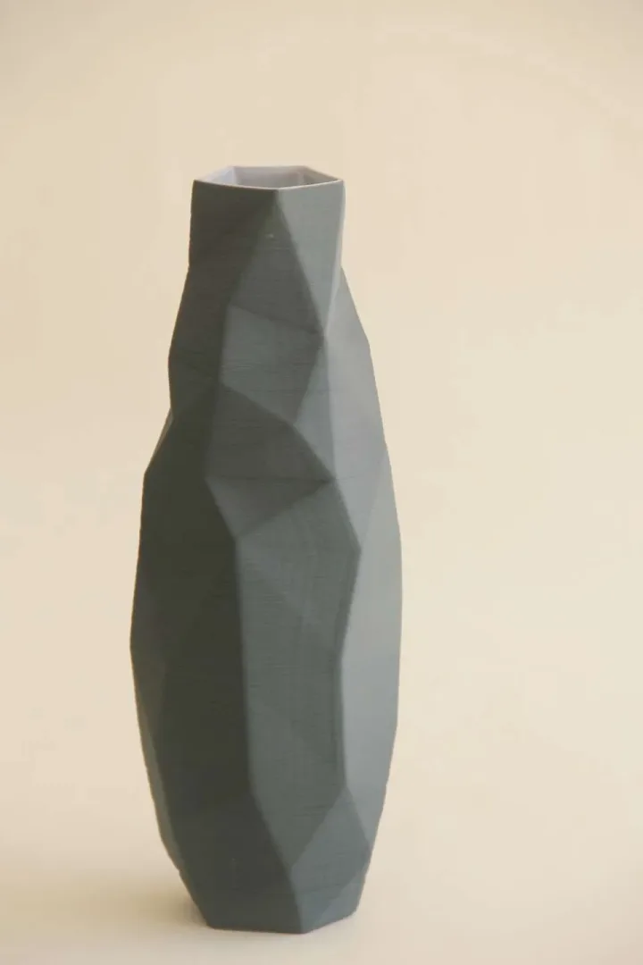 yakınlaştır "Gray Poly Vase" eseri SANVER ÖZGÜVEN tarafından 2019 yılında 30x12x12 cm ölçülerinde Üç Boyutlu Seramik Yazıcı ile Şekillendirme 1230 °C tekniği ile yapılmıştır.