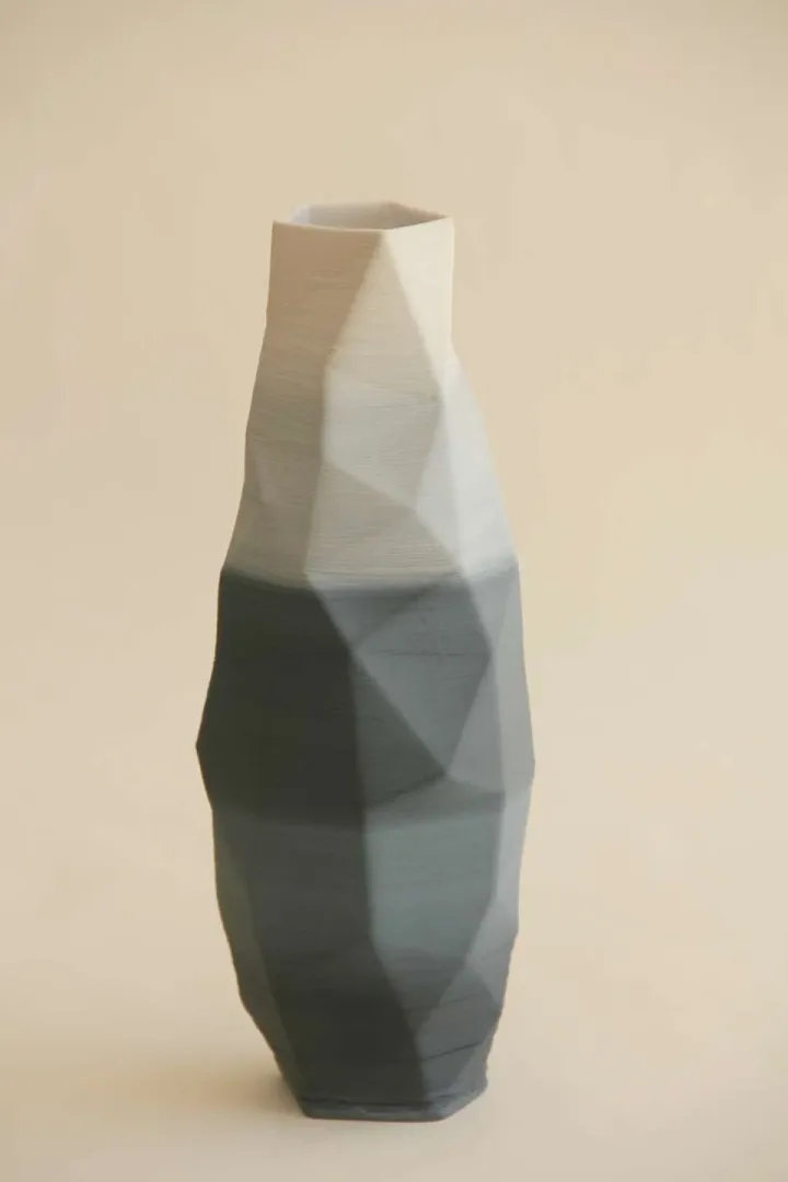 "White Gray Poly Vase" eseri SANVER ÖZGÜVEN tarafından 2019 yılında 30x12x12 cm ölçülerinde Üç Boyutlu Seramik Yazıcı ile Şekillendirme 1230 °C tekniği ile yapılmıştır.