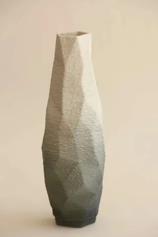 "White Gray Poly Vase" eseri SANVER ÖZGÜVEN tarafından 2019 yılında 30x10x10 cm ölçülerinde Üç Boyutlu Seramik Yazıcı ile Şekillendirme 1230 °C tekniği ile yapılmıştır.