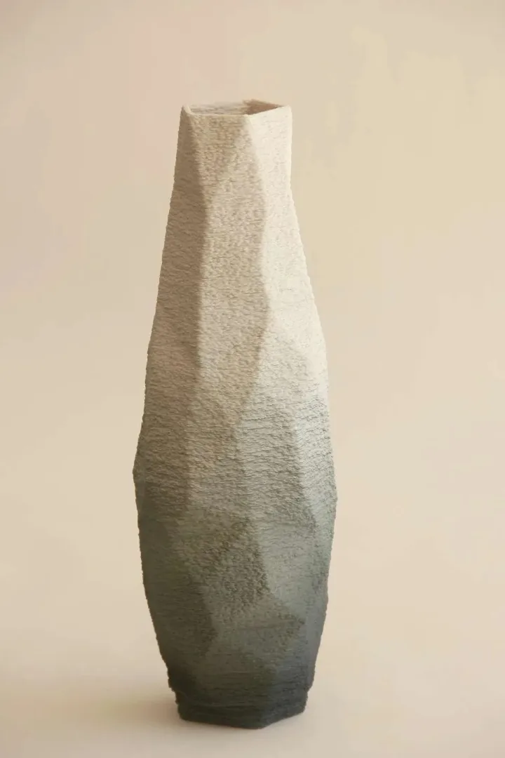 yakınlaştır "White Gray Poly Vase" eseri SANVER ÖZGÜVEN tarafından 2019 yılında 30x10x10 cm ölçülerinde Üç Boyutlu Seramik Yazıcı ile Şekillendirme 1230 °C tekniği ile yapılmıştır.