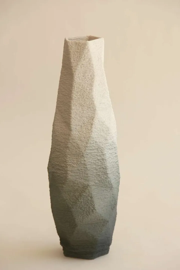 yakınlaştır "White Gray Poly Vase" eseri SANVER ÖZGÜVEN tarafından 2019 yılında 30x10x10 cm ölçülerinde Üç Boyutlu Seramik Yazıcı ile Şekillendirme 1230 °C tekniği ile yapılmıştır.