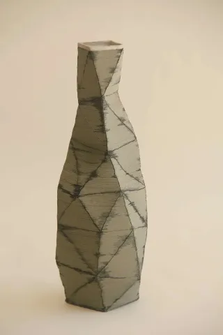 SANVER ÖZGÜVEN — “Black Green_Poly Vase”, 2018 "Black Green_Poly Vase" eseri SANVER ÖZGÜVEN tarafından 2018 yılında 32x12x12 cm ölçülerinde Üç Boyutlu Seramik Yazıcı ile Şekillendirme 1230 °C tekniği ile yapılmıştır.