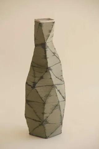 "Black Green_Poly Vase" eseri SANVER ÖZGÜVEN tarafından 2018 yılında 32x12x12 cm ölçülerinde Üç Boyutlu Seramik Yazıcı ile Şekillendirme 1230 °C tekniği ile yapılmıştır.