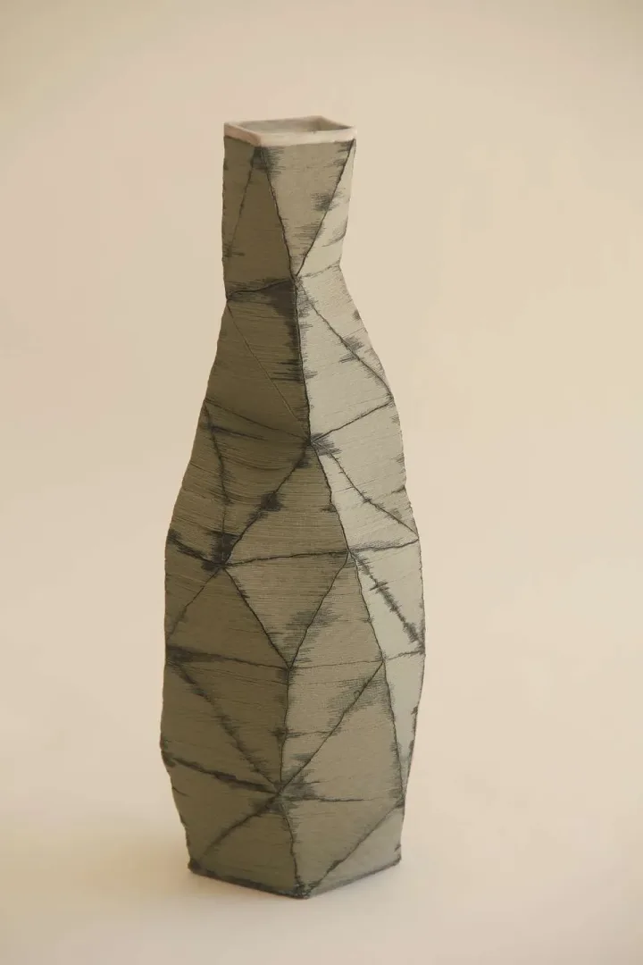 yakınlaştır "Black Green_Poly Vase" eseri SANVER ÖZGÜVEN tarafından 2018 yılında 32x12x12 cm ölçülerinde Üç Boyutlu Seramik Yazıcı ile Şekillendirme 1230 °C tekniği ile yapılmıştır.
