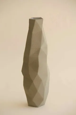 SANVER ÖZGÜVEN — “Green Poly Vase”, 2018 "Green Poly Vase" eseri SANVER ÖZGÜVEN tarafından 2018 yılında 30x12x12 cm ölçülerinde Üç Boyutlu Seramik Yazıcı ile Şekillendirme 1230 °C tekniği ile yapılmıştır.