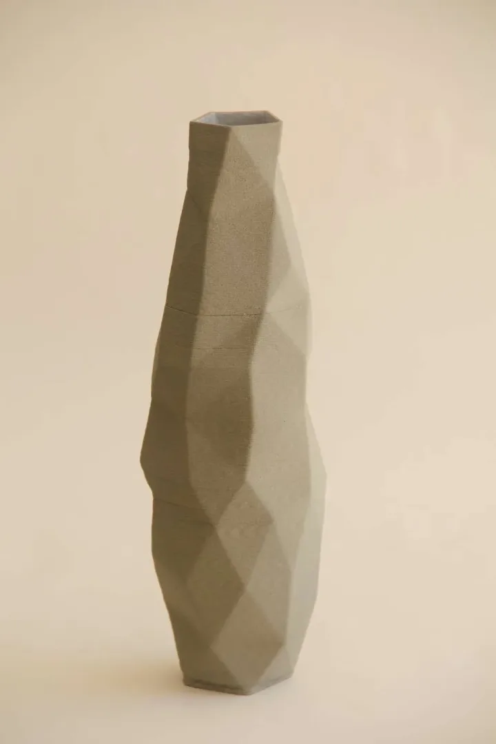 yakınlaştır "Green Poly Vase" eseri SANVER ÖZGÜVEN tarafından 2018 yılında 30x12x12 cm ölçülerinde Üç Boyutlu Seramik Yazıcı ile Şekillendirme 1230 °C tekniği ile yapılmıştır.