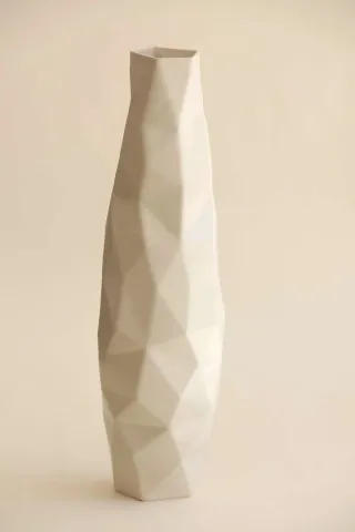 SANVER ÖZGÜVEN — “White Poly Vase”, 2018 "White Poly Vase" eseri SANVER ÖZGÜVEN tarafından 2018 yılında 30x12x12 cm ölçülerinde Üç Boyutlu Seramik Yazıcı ile Şekillendirme 1230 °C tekniği ile yapılmıştır.