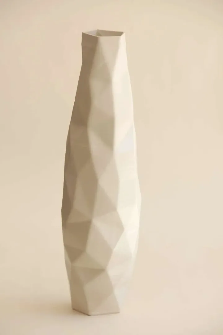 "White Poly Vase" eseri SANVER ÖZGÜVEN tarafından 2018 yılında 30x12x12 cm ölçülerinde Üç Boyutlu Seramik Yazıcı ile Şekillendirme 1230 °C tekniği ile yapılmıştır.