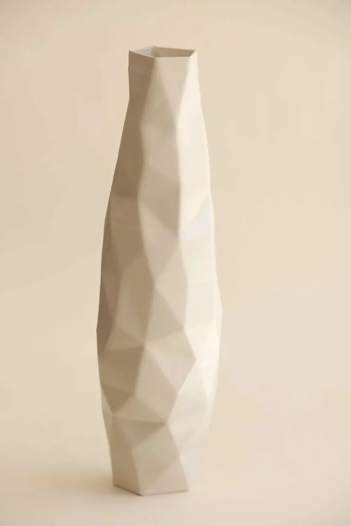 "White Poly Vase" eseri SANVER ÖZGÜVEN tarafından 2018 yılında 30x12x12 cm ölçülerinde Üç Boyutlu Seramik Yazıcı ile Şekillendirme 1230 °C tekniği ile yapılmıştır.