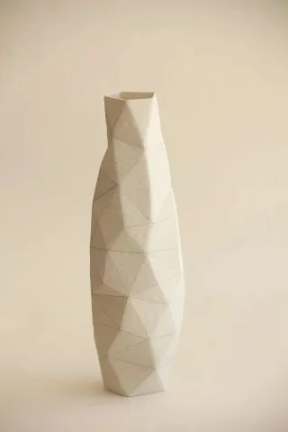 SANVER ÖZGÜVEN — “White Poly Vase”, 2018 "White Poly Vase" eseri SANVER ÖZGÜVEN tarafından 2018 yılında 30x12x12 cm ölçülerinde Üç Boyutlu Seramik Yazıcı ile Şekillendirme 1230 °C tekniği ile yapılmıştır.