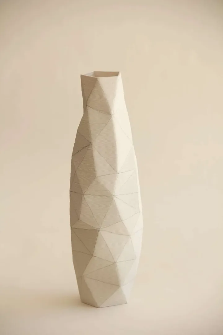 yakınlaştır "White Poly Vase" eseri SANVER ÖZGÜVEN tarafından 2018 yılında 30x12x12 cm ölçülerinde Üç Boyutlu Seramik Yazıcı ile Şekillendirme 1230 °C tekniği ile yapılmıştır.