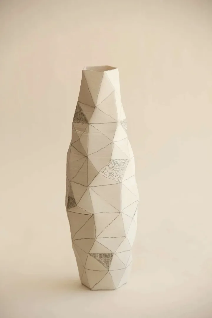 "White Poly Vase" eseri SANVER ÖZGÜVEN tarafından 2018 yılında 30x12x12 cm ölçülerinde Üç Boyutlu Seramik Yazıcı ile Şekillendirme 1230 °C tekniği ile yapılmıştır.
