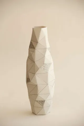 "White Poly Vase" eseri SANVER ÖZGÜVEN tarafından 2018 yılında 30x12x12 cm ölçülerinde Üç Boyutlu Seramik Yazıcı ile Şekillendirme 1230 °C tekniği ile yapılmıştır.