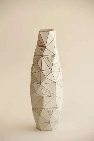 SANVER ÖZGÜVEN — “White Poly Vase”, 2018 "White Poly Vase" eseri SANVER ÖZGÜVEN tarafından 2018 yılında 30x12x12 cm ölçülerinde Üç Boyutlu Seramik Yazıcı ile Şekillendirme 1230 °C tekniği ile yapılmıştır.