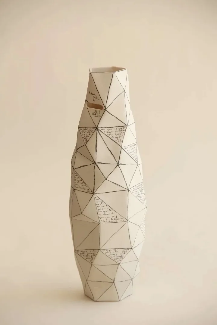 yakınlaştır "White Poly Vase" eseri SANVER ÖZGÜVEN tarafından 2018 yılında 30x12x12 cm ölçülerinde Üç Boyutlu Seramik Yazıcı ile Şekillendirme 1230 °C tekniği ile yapılmıştır.