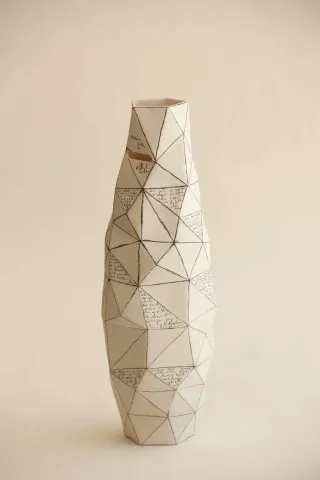 "White Poly Vase" eseri SANVER ÖZGÜVEN tarafından 2018 yılında 30x12x12 cm ölçülerinde Üç Boyutlu Seramik Yazıcı ile Şekillendirme 1230 °C tekniği ile yapılmıştır.