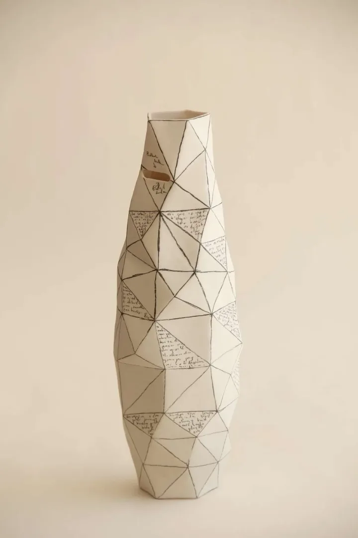 yakınlaştır "White Poly Vase" eseri SANVER ÖZGÜVEN tarafından 2018 yılında 30x12x12 cm ölçülerinde Üç Boyutlu Seramik Yazıcı ile Şekillendirme 1230 °C tekniği ile yapılmıştır.