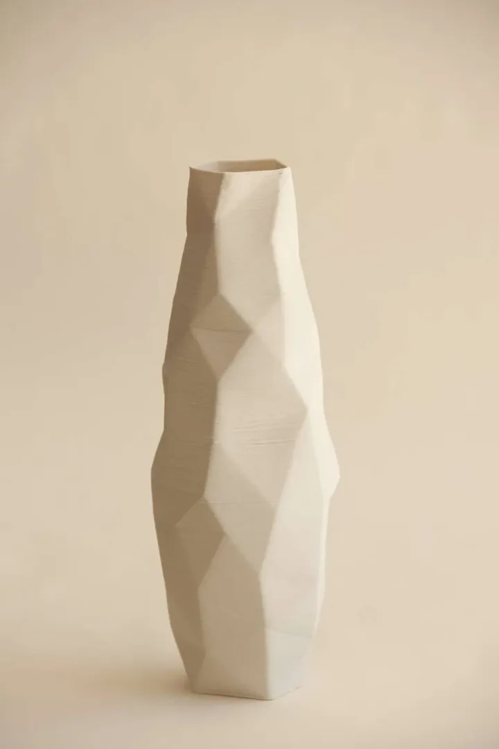 yakınlaştır "White Poly Vase" eseri SANVER ÖZGÜVEN tarafından 2018 yılında 30x12x12 cm ölçülerinde Üç Boyutlu Seramik Yazıcı ile Şekillendirme 1230 °C tekniği ile yapılmıştır.