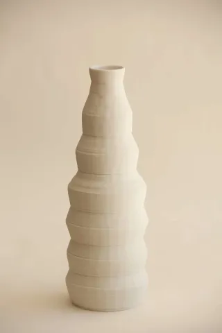 "White Poly Vase" eseri SANVER ÖZGÜVEN tarafından 2018 yılında 30x12x12 cm ölçülerinde Üç Boyutlu Seramik Yazıcı ile Şekillendirme 1230 °C tekniği ile yapılmıştır.