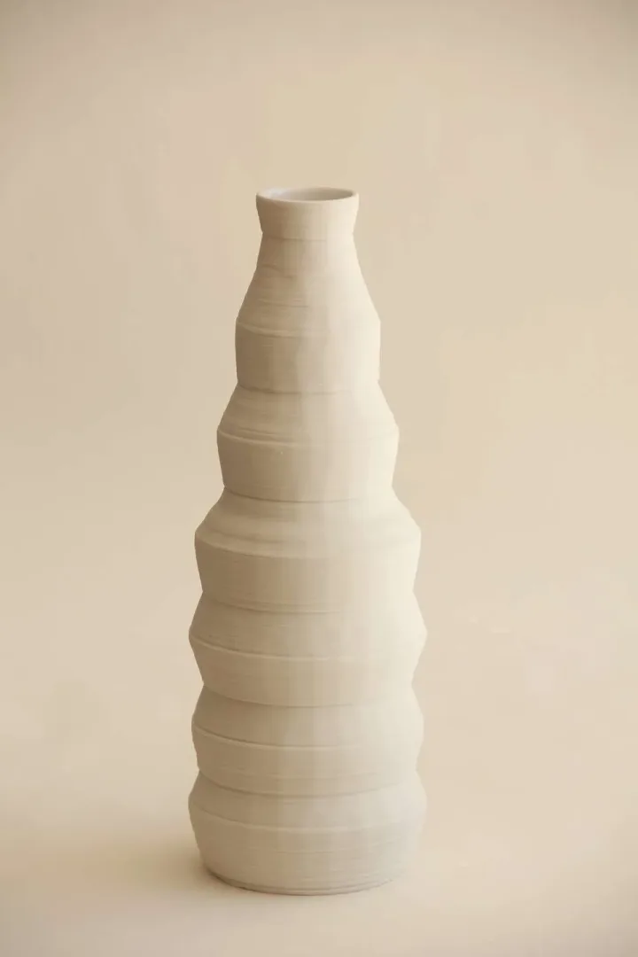 yakınlaştır "White Poly Vase" eseri SANVER ÖZGÜVEN tarafından 2018 yılında 30x12x12 cm ölçülerinde Üç Boyutlu Seramik Yazıcı ile Şekillendirme 1230 °C tekniği ile yapılmıştır.