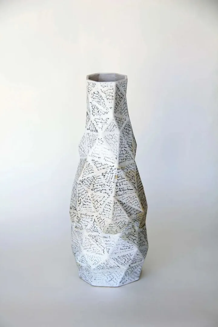 yakınlaştır "Typography Poly Vase" eseri SANVER ÖZGÜVEN tarafından 2018 yılında 30x13x13 cm ölçülerinde Üç Boyutlu Seramik Yazıcı ile Şekillendirme 1230 °C tekniği ile yapılmıştır.