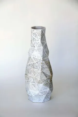 "Typography Poly Vase" eseri SANVER ÖZGÜVEN tarafından 2018 yılında 30x13x13 cm ölçülerinde Üç Boyutlu Seramik Yazıcı ile Şekillendirme 1230 °C tekniği ile yapılmıştır.