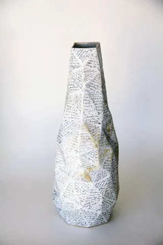 "Typography Poly Vase" eseri SANVER ÖZGÜVEN tarafından 2018 yılında 30x13x13 cm ölçülerinde Üç Boyutlu Seramik Yazıcı ile Şekillendirme 1230 °C tekniği ile yapılmıştır.