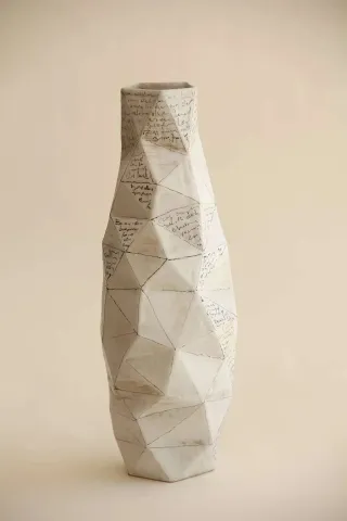 "Typography Poly Vase" eseri SANVER ÖZGÜVEN tarafından 2019 yılında 30x12x12 cm ölçülerinde Üç Boyutlu Seramik Yazıcı ile Şekillendirme 1230 °C tekniği ile yapılmıştır.