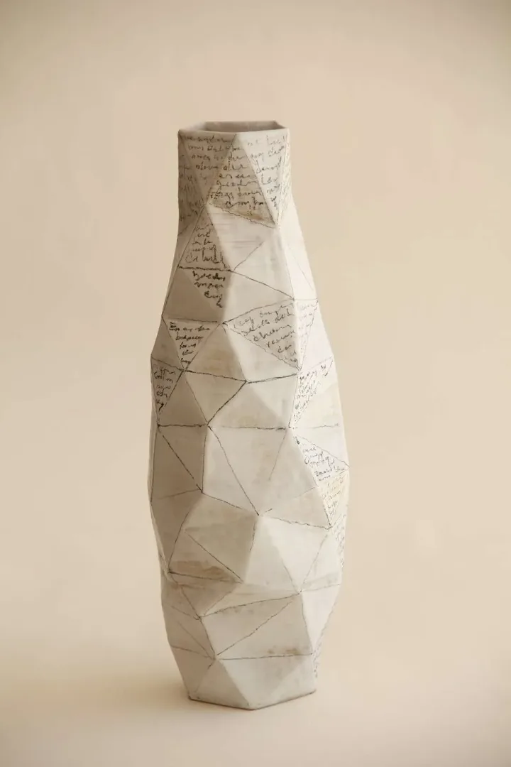 yakınlaştır "Typography Poly Vase" eseri SANVER ÖZGÜVEN tarafından 2019 yılında 30x12x12 cm ölçülerinde Üç Boyutlu Seramik Yazıcı ile Şekillendirme 1230 °C tekniği ile yapılmıştır.