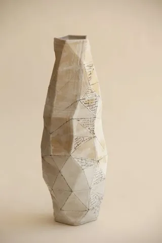 "Typography Poly Vase" eseri SANVER ÖZGÜVEN tarafından 2018 yılında 30x12x12 cm ölçülerinde Üç Boyutlu Seramik Yazıcı ile Şekillendirme 1230 °C tekniği ile yapılmıştır.