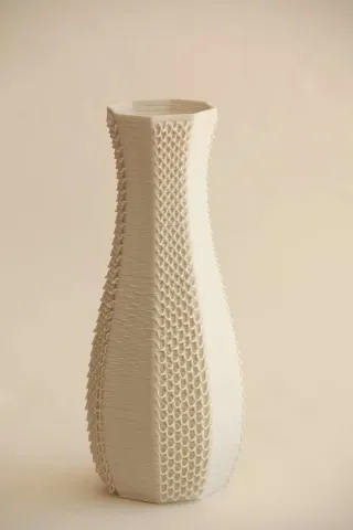 "White Gcodevase" eseri SANVER ÖZGÜVEN tarafından 2019 yılında 30x13x13 cm ölçülerinde Üç Boyutlu Seramik Yazıcı ile Şekillendirme 1230 °C tekniği ile yapılmıştır.