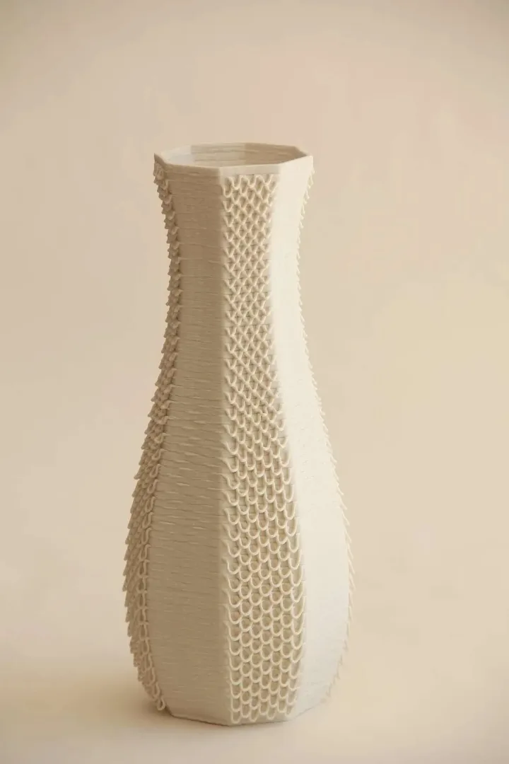 "White Gcodevase" eseri SANVER ÖZGÜVEN tarafından 2019 yılında 30x13x13 cm ölçülerinde Üç Boyutlu Seramik Yazıcı ile Şekillendirme 1230 °C tekniği ile yapılmıştır.