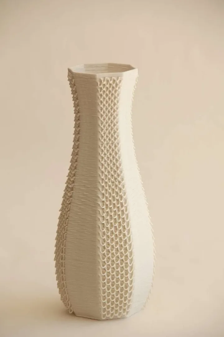 yakınlaştır "White Gcodevase" eseri SANVER ÖZGÜVEN tarafından 2019 yılında 30x13x13 cm ölçülerinde Üç Boyutlu Seramik Yazıcı ile Şekillendirme 1230 °C tekniği ile yapılmıştır.