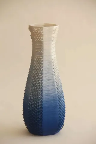 "Blue White Gcodevase" eseri SANVER ÖZGÜVEN tarafından 2019 yılında 30x13x13 cm ölçülerinde Üç Boyutlu Seramik Yazıcı ile Şekillendirme 1230 °C tekniği ile yapılmıştır.