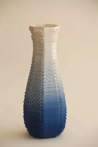 "Blue White Gcodevase" eseri SANVER ÖZGÜVEN tarafından 2019 yılında 30x13x13 cm ölçülerinde Üç Boyutlu Seramik Yazıcı ile Şekillendirme 1230 °C tekniği ile yapılmıştır.