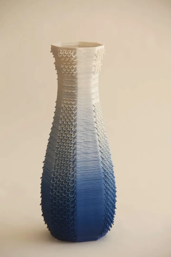 "Blue White Gcodevase" eseri SANVER ÖZGÜVEN tarafından 2019 yılında 30x13x13 cm ölçülerinde Üç Boyutlu Seramik Yazıcı ile Şekillendirme 1230 °C tekniği ile yapılmıştır.