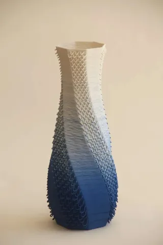 "Blue White Gcodevase" eseri SANVER ÖZGÜVEN tarafından 2019 yılında 30x13x13 cm ölçülerinde Üç Boyutlu Seramik Yazıcı ile Şekillendirme 1230 °C tekniği ile yapılmıştır.