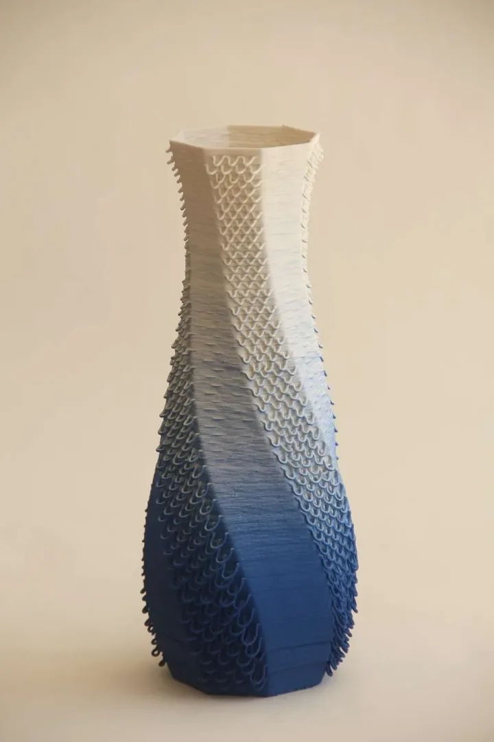 yakınlaştır "Blue White Gcodevase" eseri SANVER ÖZGÜVEN tarafından 2019 yılında 30x13x13 cm ölçülerinde Üç Boyutlu Seramik Yazıcı ile Şekillendirme 1230 °C tekniği ile yapılmıştır.