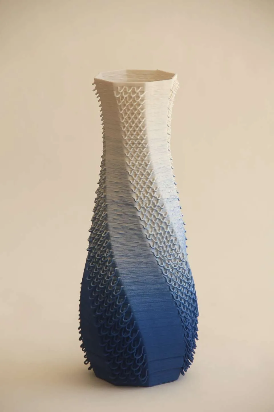 "Blue White Gcodevase" eseri SANVER ÖZGÜVEN tarafından 2019 yılında 30x13x13 cm ölçülerinde Üç Boyutlu Seramik Yazıcı ile Şekillendirme 1230 °C tekniği ile yapılmıştır.