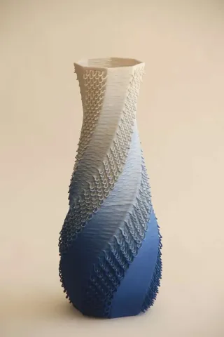 "Blue White Gcodevase" eseri SANVER ÖZGÜVEN tarafından 2019 yılında 30x13x13 cm ölçülerinde Üç Boyutlu Seramik Yazıcı ile Şekillendirme 1230 °C tekniği ile yapılmıştır.
