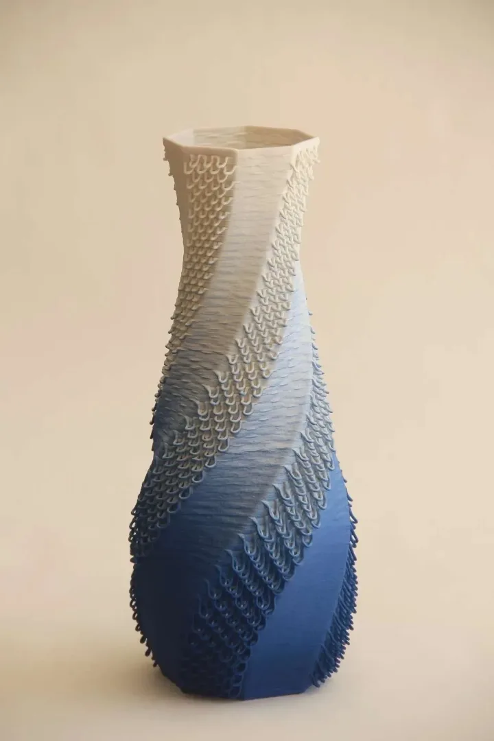 "Blue White Gcodevase" eseri SANVER ÖZGÜVEN tarafından 2019 yılında 30x13x13 cm ölçülerinde Üç Boyutlu Seramik Yazıcı ile Şekillendirme 1230 °C tekniği ile yapılmıştır.