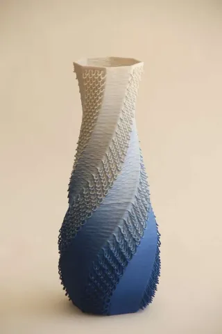 "Blue White Gcodevase" eseri SANVER ÖZGÜVEN tarafından 2019 yılında 30x13x13 cm ölçülerinde Üç Boyutlu Seramik Yazıcı ile Şekillendirme 1230 °C tekniği ile yapılmıştır.