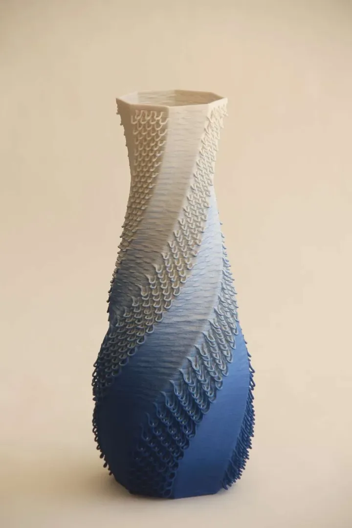 yakınlaştır "Blue White Gcodevase" eseri SANVER ÖZGÜVEN tarafından 2019 yılında 30x13x13 cm ölçülerinde Üç Boyutlu Seramik Yazıcı ile Şekillendirme 1230 °C tekniği ile yapılmıştır.