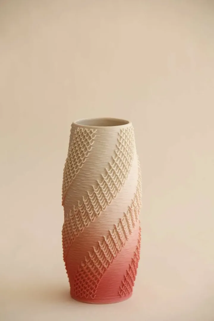 yakınlaştır "Pink Vase Gcode Vase" eseri SANVER ÖZGÜVEN tarafından 2019 yılında 23x11x11 cm ölçülerinde Üç Boyutlu Seramik Yazıcı ile Şekillendirme 1230 °C tekniği ile yapılmıştır.