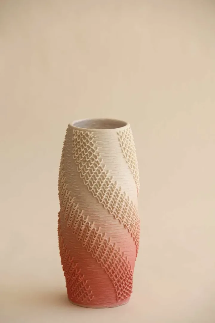 "Pink Vase Gcode Vase" eseri SANVER ÖZGÜVEN tarafından 2019 yılında 23x11x11 cm ölçülerinde Üç Boyutlu Seramik Yazıcı ile Şekillendirme 1230 °C tekniği ile yapılmıştır.