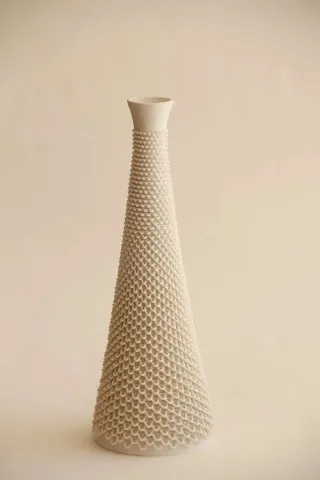 "Gözyaşı" eseri SANVER ÖZGÜVEN tarafından 2018 yılında 30x11x11 cm ölçülerinde Üç Boyutlu Seramik Yazıcı ile Şekillendirme 1230 °C tekniği ile yapılmıştır.